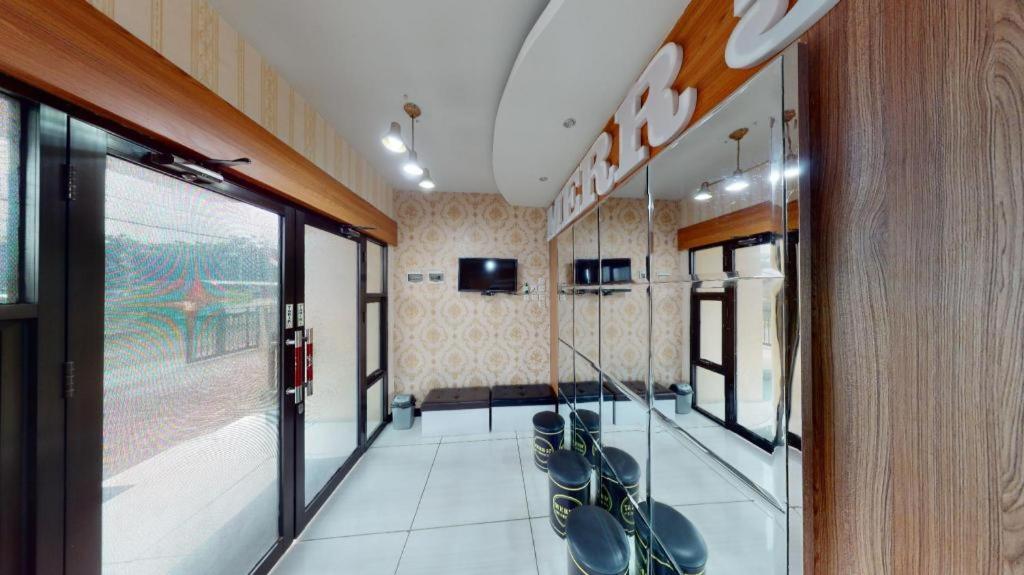 Merr 57 Surabaya Exterior foto
